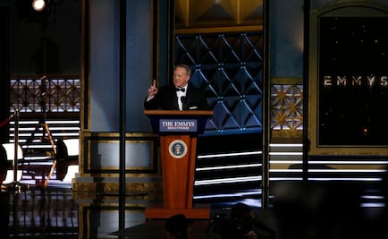 Sean Spicer, ex portavoz de la Casa Blanca, se parodia a sí mismo en los Emmy