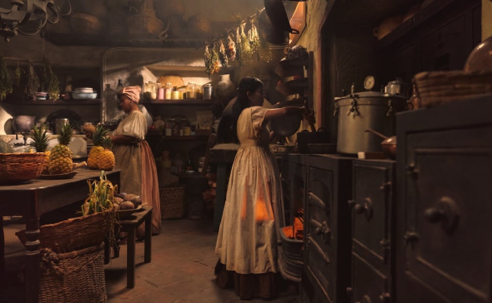 La cocina de la Casa Buendía es completamente funcional: las estufas, hornos, lavabos y utensilios pueden utilizarse durante el rodaje. Foto: Netflix.
