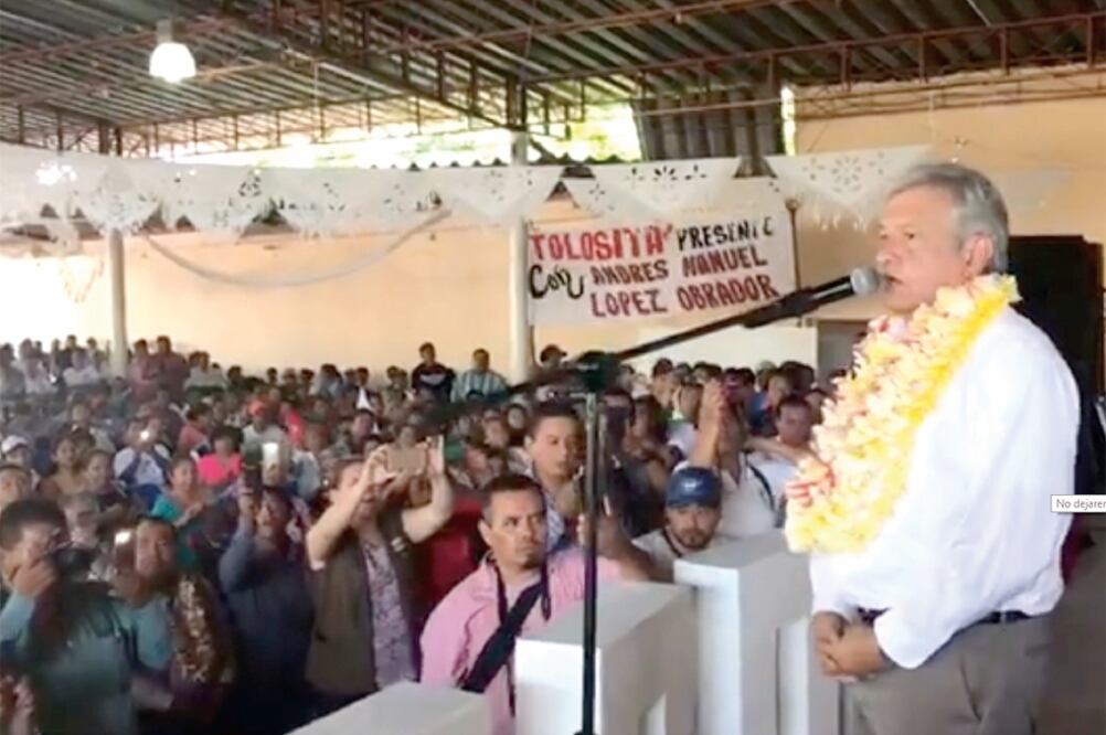 Andrés Manuel López Obrador, de gira por el Istmo de Tehuantepec, Oaxaca, respondió públicamente a quienes se ofuscaron porque les hizo un planteamiento para garantizar la paz y la tranquilidad en el país, explicó (FOTO TOMADA DE FACEBOOOK)