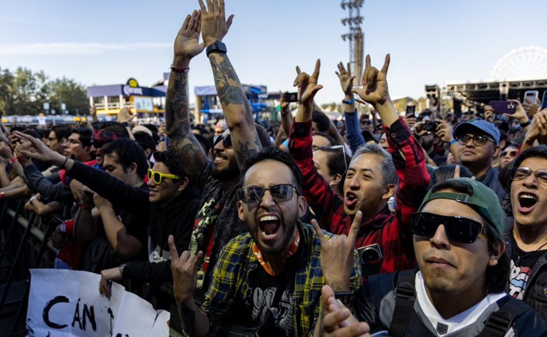Ambiente entre los asistentes al primer día del festival Corona Capital. Foto: Hugo Salvador/EL UNIVERSAL.