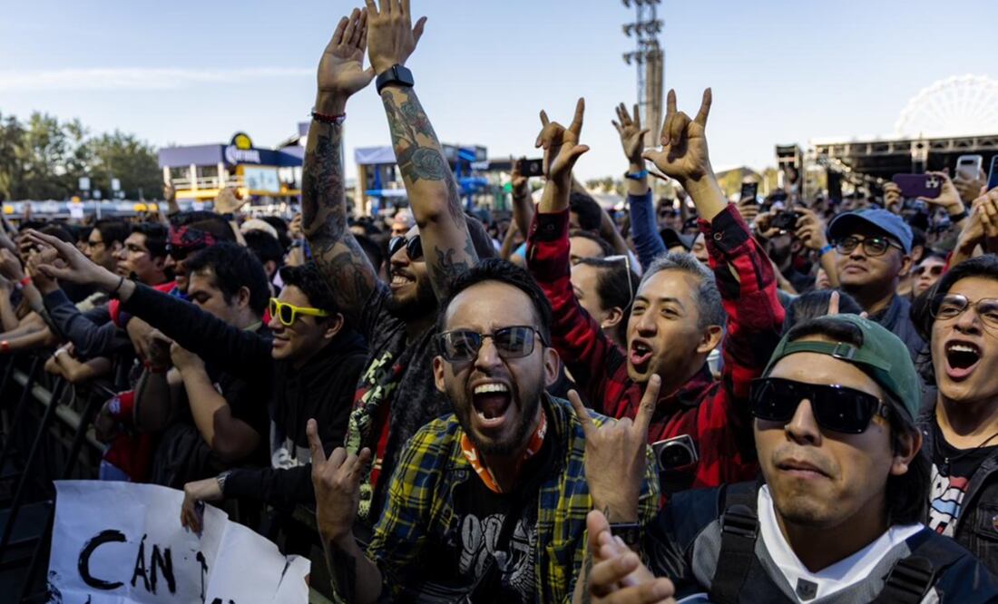 Ambiente entre los asistentes al primer día del festival Corona Capital. Foto: Hugo Salvador/EL UNIVERSAL.