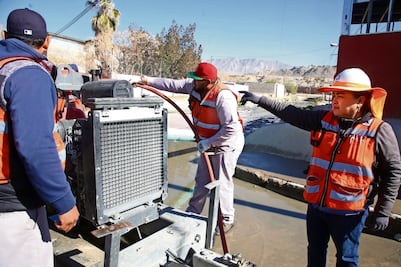 Tiene Lupita trabajo ideal como jefa de alcantarillado