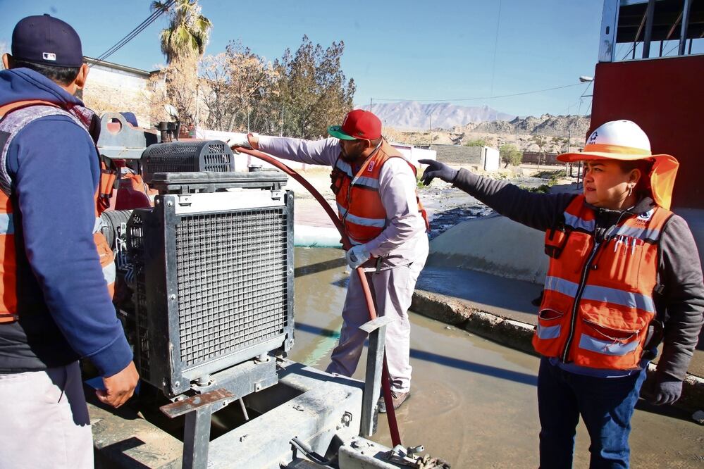 Personal del área de alcantarillado, a cargo de Guadalupe Trujillo, repara desde una línea en mal estado hasta un colapso en el sistema. Foto: Especial