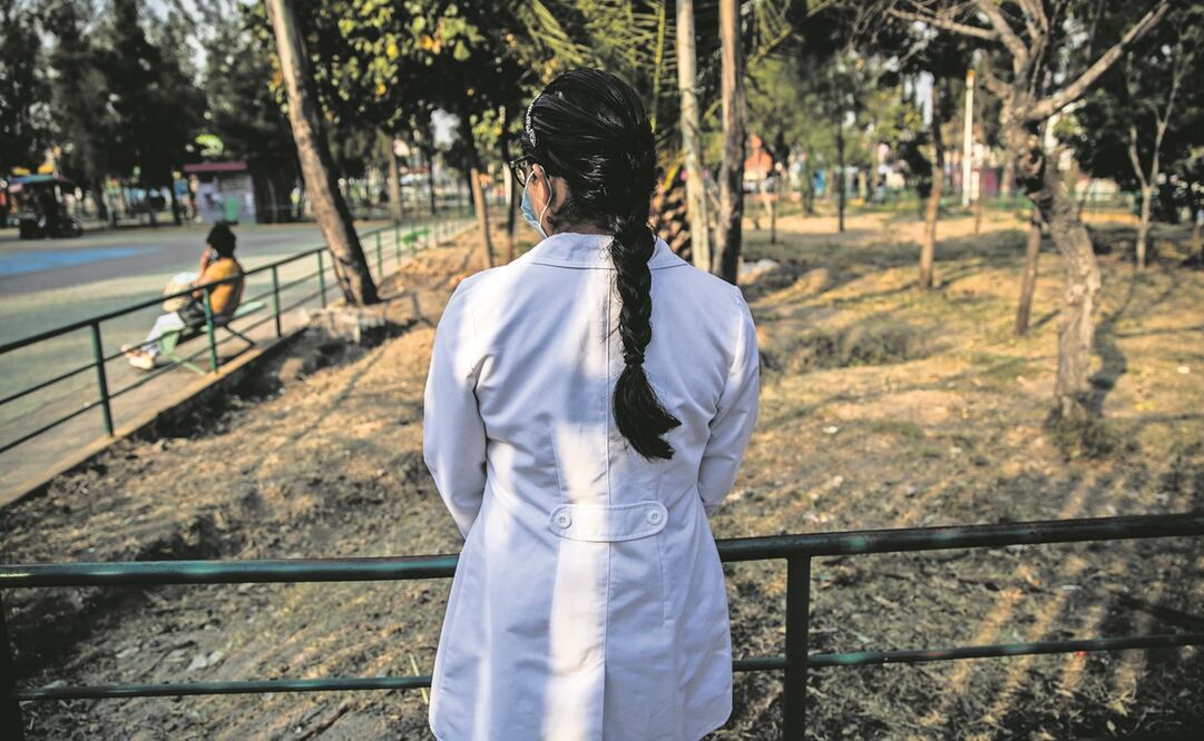 Después de sufrir estrés laboral debido a la carga de trabajo por la emergencia del coronavirus, Alma comenta que igual que ella, muchos de sus compañeros tuvieron que atenderse con un siquiatra. Foto: Germán Espinosa/ EL UNIVERSAL