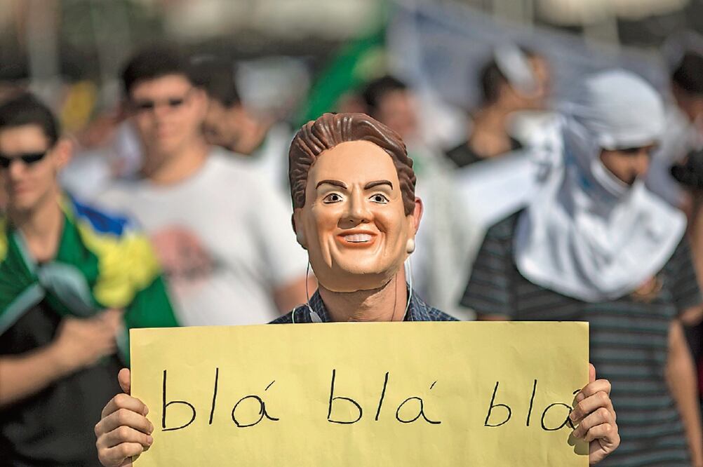Un hombre porta una máscara de la presidenta de Brasil, Dilma Rousseff, durante una manifestación en contra del gobierno central brasileño (ARCHIVO. EL UNIVERSAL)