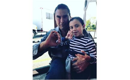 Eduardo Yáñez le enseña a su nieto cómo hacer seña obscena 