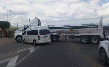 Deja 5 lesionados choque de camioneta contra pipa en Oaxaca