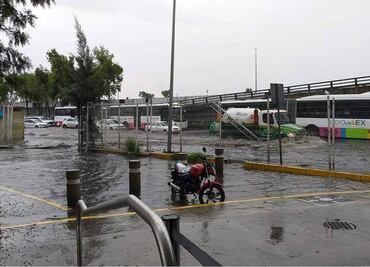 VIDEO: Paradero de Indios Verdes bajo el agua por fuertes lluvias; Metrobús suspende servicio
