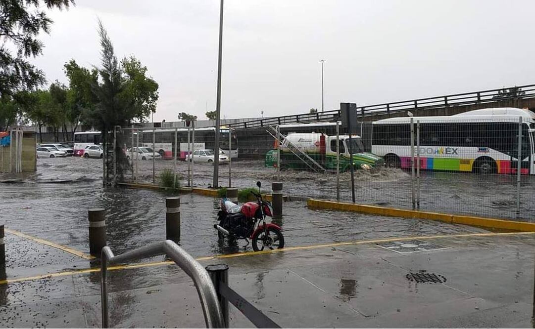 El paradero de la estación Indios Verdes bajo el agua, derivado a las fuertes lluvias registradas al norte de la capital. Foto:Especial