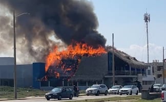 Atacan con bombas molotov restaurante en puerto de Coatzacoalcos; dejan manta en el lugar