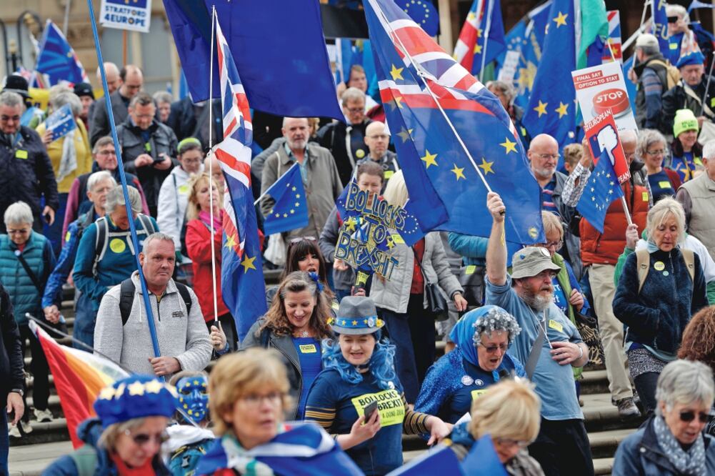 Durante el primer día del congreso anual del Partido Conservador, decenas de británicos se manifestaron contra el Brexit, en Birmingham. (DARREN STAPLES. REUTERS)