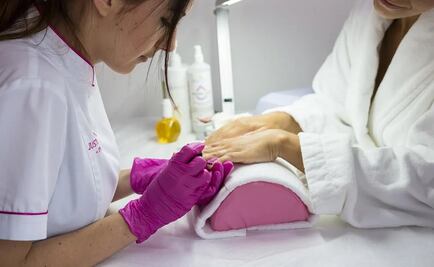 Irán prohíbe a mujeres aplicarse extensiones de pestañas, uñas acrílicas y depilarse 