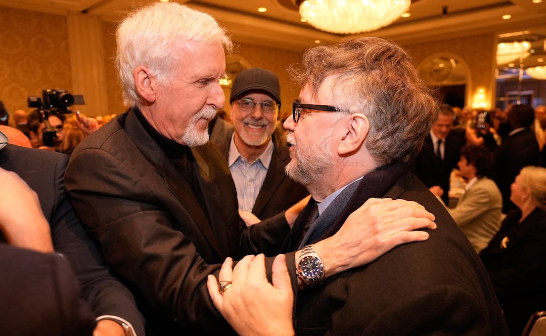 Los cineastas James Cameron y Guillermo del Toro se saludan en los Premios AFI en el Four Seasons de Los Ángeles, el viernes 9 de enero de 2026. 
FOTO: AP/Chris Pizzello.