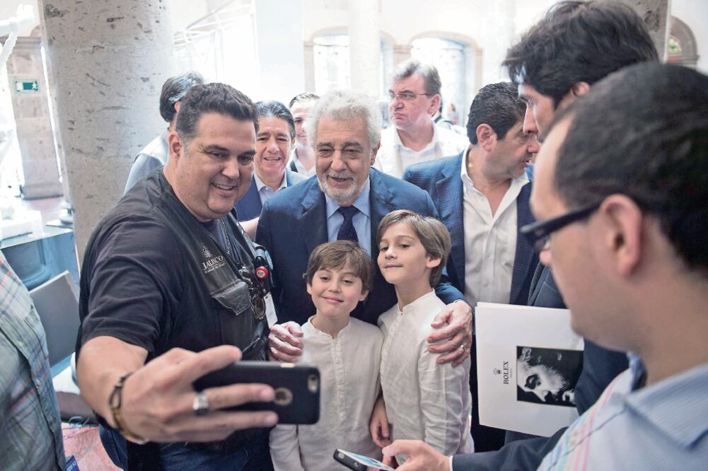 Decenas de personas se acercan al tenor Plácido Domingo, que ayer en el Teatro Degollado recordó sus inicios en ese escenario (JORGE ALBERTO MENDOZA. EL UNIVERSAL)