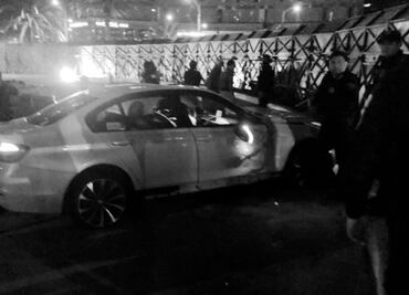 ¡Pobre Ahuehuete! Ahora auto choca contra muro de protección en Reforma