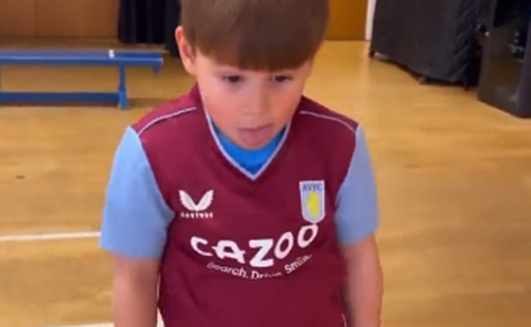 El video muestra cómo el hijo trae puesta la camiseta del Aston Villa / Foto: Especial