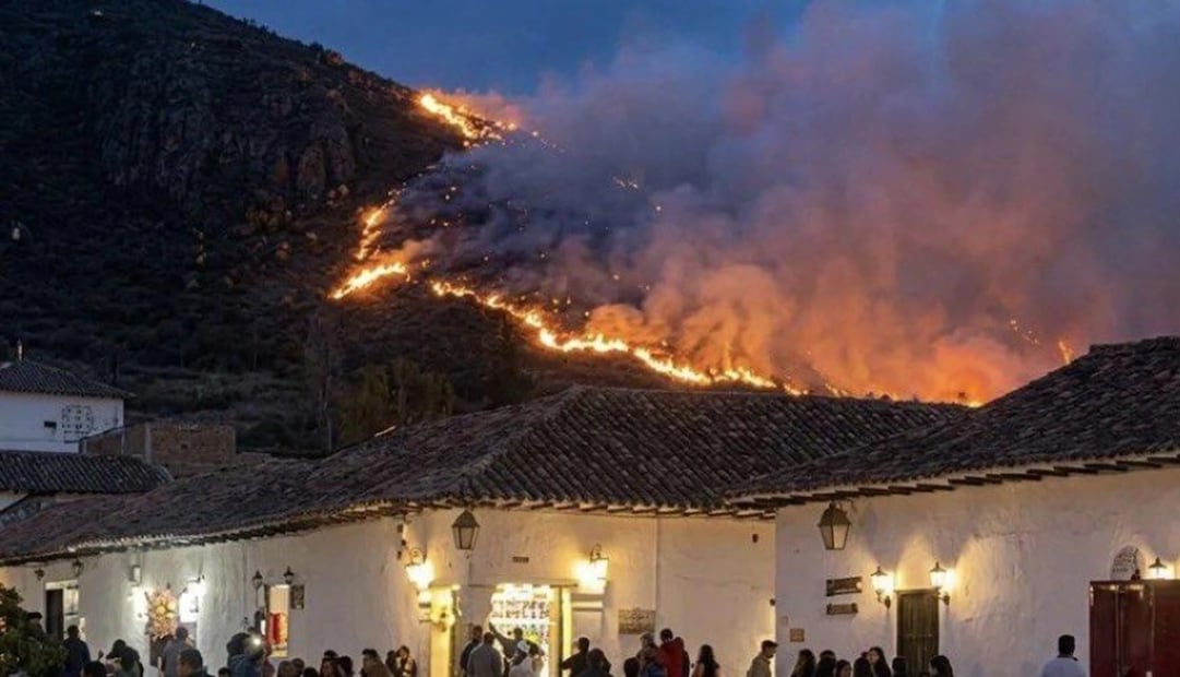 Lugareños observan la línea de fuego que se acerca a la población, en Villa de Leyva. FOTO: X: ClaudiaSterling