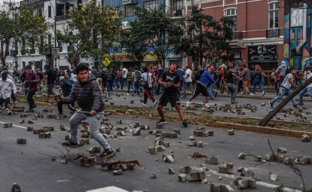 Manifestantes que respaldan al destituido presidente Pedro Castillo enfrentan a la Policía de Perú. Foto: EFE 