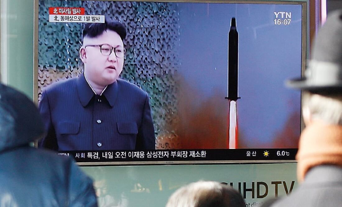 Ciudadanos de Corea del Sur ven en las noticias el lanzamiento de Norcorea. Informaron que el misil fue lanzado desde un área en Banghyon. (KIM HEE-CHUL. EFE)