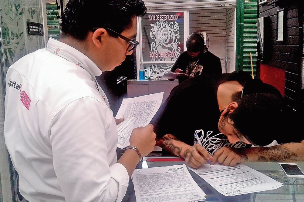 Los sitios que ofertan servicios de tatuajes y perforaciones corporales deben contar con área de esterilización, agua corriente y drenaje para poder cubrir los requerimientos mínimos de sanidad (ESPECIAL)