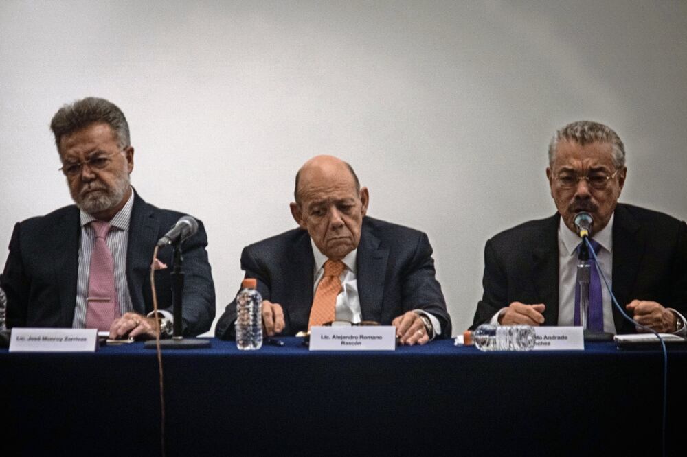 El abogado Alejandro Romano Rascón (centro) dijo que la ministra Yasmín Esquivel es víctima de una campaña en su contra. Foto: Gabriel Pano / EL UNIVERSAL