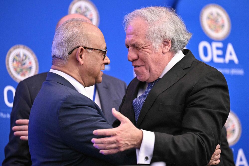El secretario general saliente de la OEA, Luis Almagro (der), abraza a su sucesor, Albert Ramdin, tras la elección en el organismo, este lunes 10 de marzo de 2025 en Washington, DC. FOTO: ROBERTO SCHMIDT. AFP