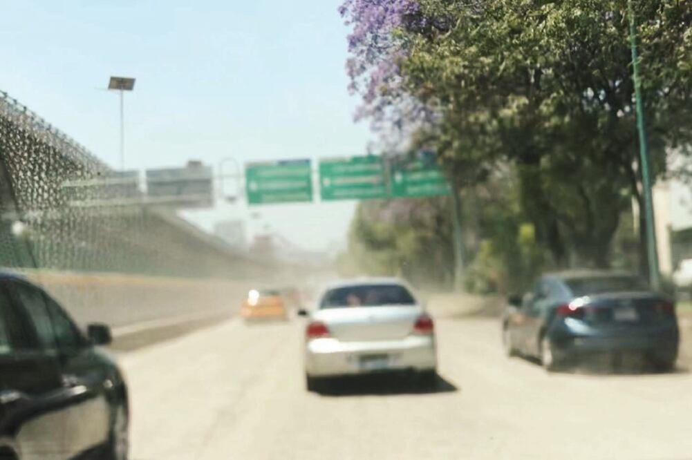 La falta de señalamientos, el desnivel del piso, el cierre de carriles y la obstrucción de la visibilidad, han contribuido a que se registren accidentes (REBECA JIMÉNEZ. EL UNIVER)