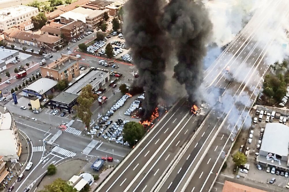 Un camión cisterna cargado de material inflamable estalló en una carretera en las afueras de la ciudad de Bolonia, al norte-centro de Italia, informaron ayer los bomberos a través de Twitter. (XINHUA)