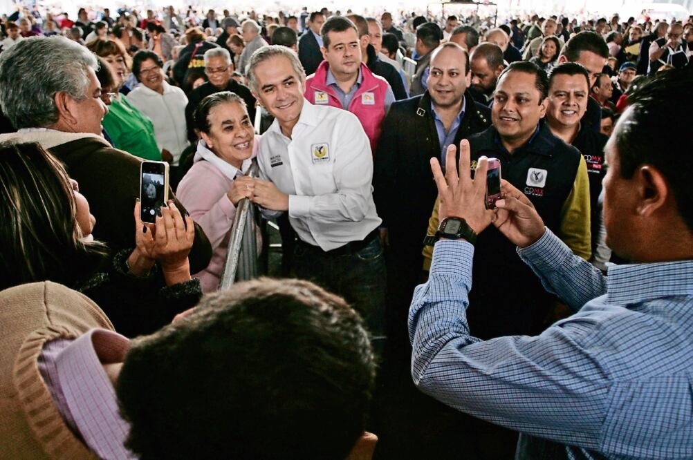 El mandatario capitalino encabezó el inicio de la jornada testamentaria en la delegación Venustiano Carranza (IVÁN STHEPENS. EL UNIVERSAL)