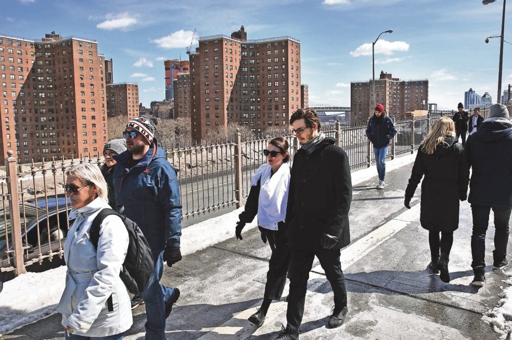 Peatones junto a edificios de vivienda pública en el bajo Manhattan, en Nueva York. El presupuesto planteado por Trump pide un recorte de miles de millones de dólares al Departamento de Vivienda y Desarrollo Urbano (AFP)