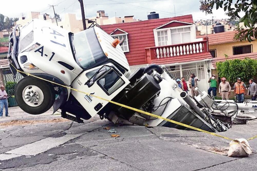 Al circular el camión de Sapasa, con peso aproximado de 20 toneladas, en la calle donde había un hueco, el concreto se venció, por lo que la unidad quedó hundida hasta la mitad dentro del socavón de unos dos metros de profundidad (CORTESÍA DE ATIZAPAN)