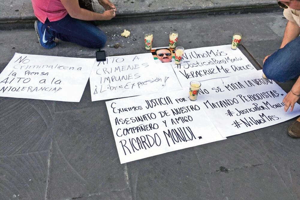 Reporteros de la entidad protestaron ayer en las afueras del Palacio Municipa l de Córdoba, por el asesinato del periodista y exigieron un alto a la violencia (PATRICIA MORALES. EL UNIVERSAL)