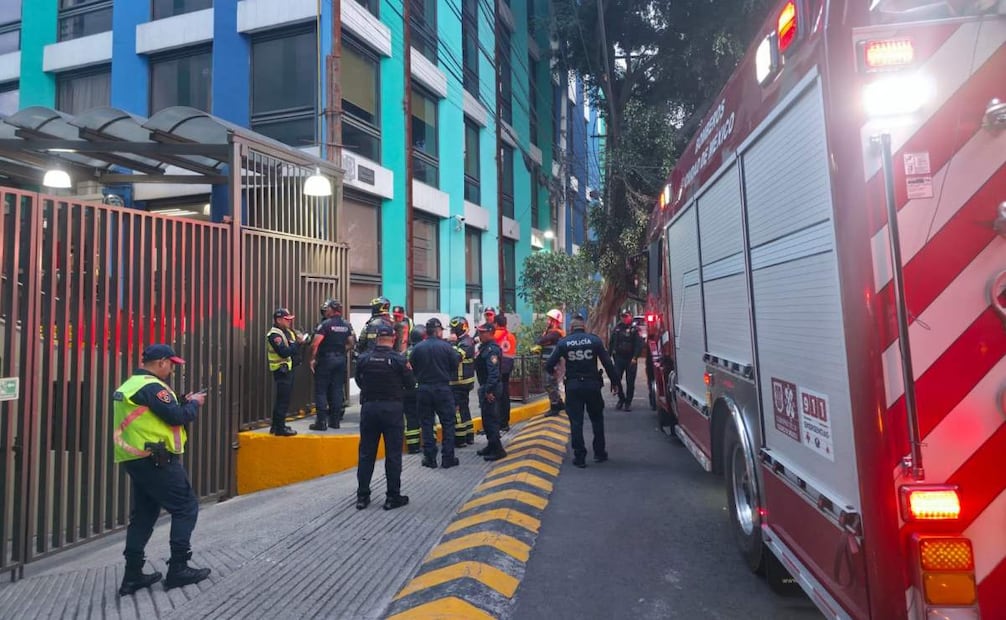 Conato de incendio en primaria de La Salle moviliza a cuerpos de emergencia; no hay lesionados.
Foto: Especial.