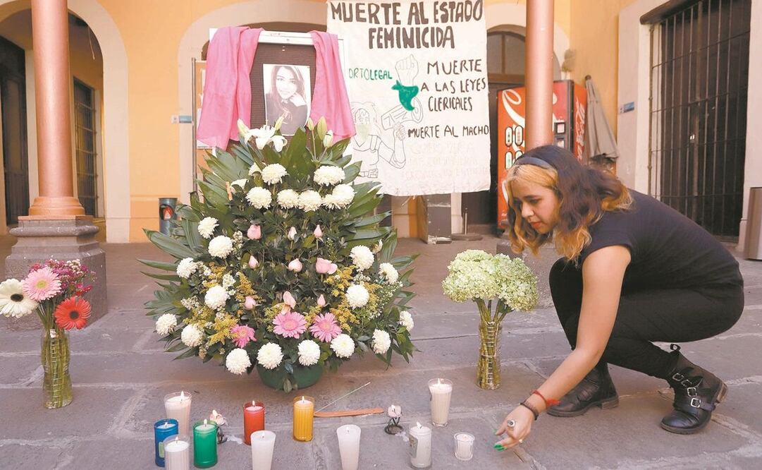 Alumnos de la BUAP montaron un altar en la ciudad de Puebla en honor a Ingrid Escamilla, quien fue asesinada y desollada por su pareja en la alcaldía Gustavo A. Madero, en la capital del país. La joven fue egresada de esta institución. Foto: CUARTOSCURO