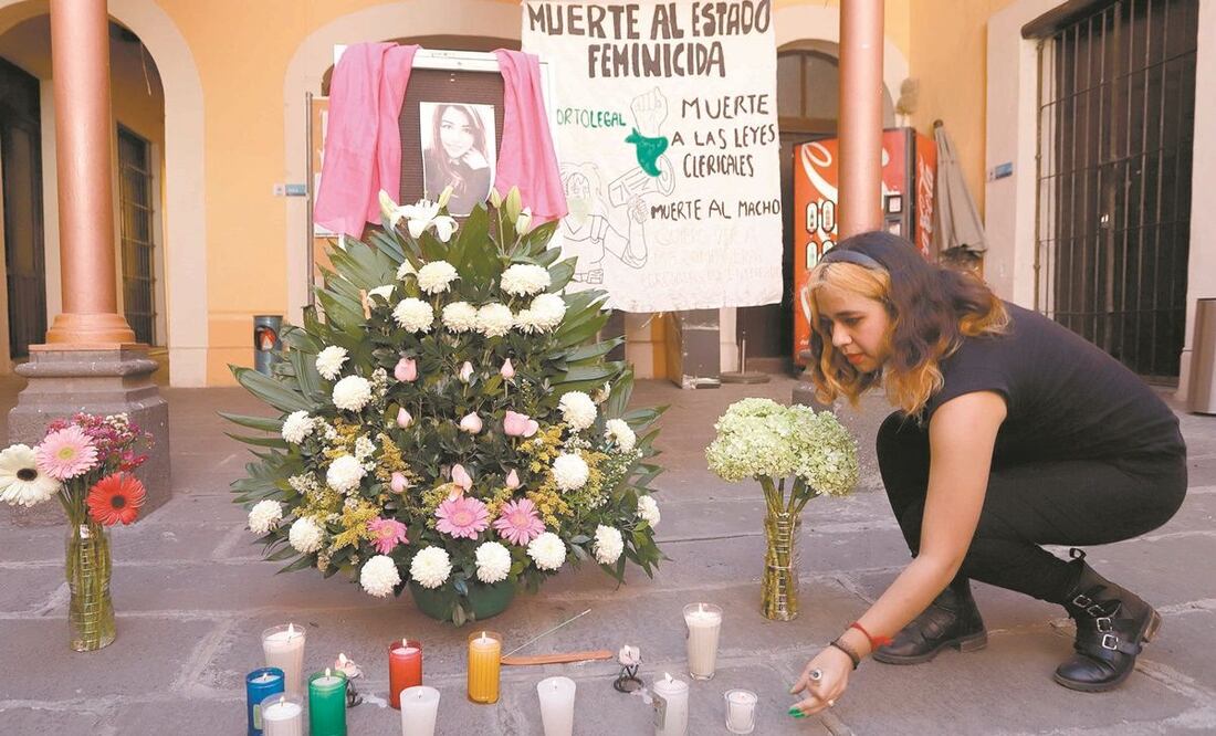 Alumnos de la BUAP montaron un altar en la ciudad de Puebla en honor a Ingrid Escamilla, quien fue asesinada y desollada por su pareja en la alcaldía Gustavo A. Madero, en la capital del país. La joven fue egresada de esta institución. Foto: CUARTOSCURO