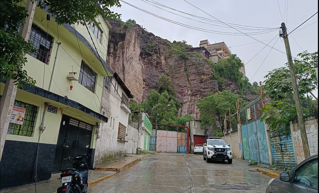 Habitantes de La Cantera y 21 de Marzo en Tlalnepantla, Estado de México, en riesgo por posibles deslaves, el 24 de junio de 2025. Foto: Gisela González Granados/EL UNIVERSAL