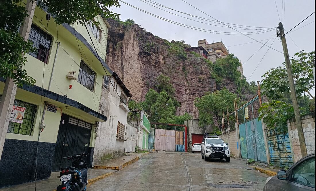 Habitantes de La Cantera y 21 de Marzo en Tlalnepantla, Estado de México, en riesgo por posibles deslaves, el 24 de junio de 2025. Foto: Gisela González Granados/EL UNIVERSAL