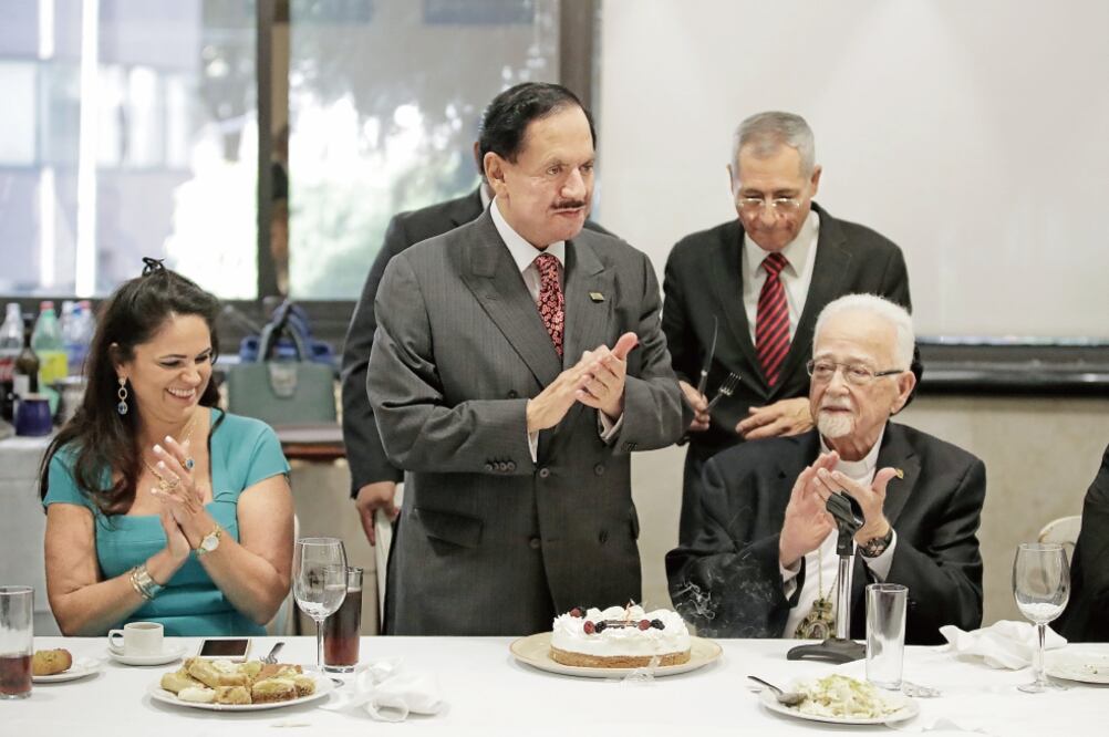 La señora Perla Díaz de Ealy, el Licenciado Juan Francisco Ealy Ortiz, Presidente Ejecutivo y del Consejo de Administración de EL UNIVERSAL, y Antonio Chedraoui, arzobispo metropolitano de la Iglesia Ortodoxa de México, Venezuela, Centroamérica