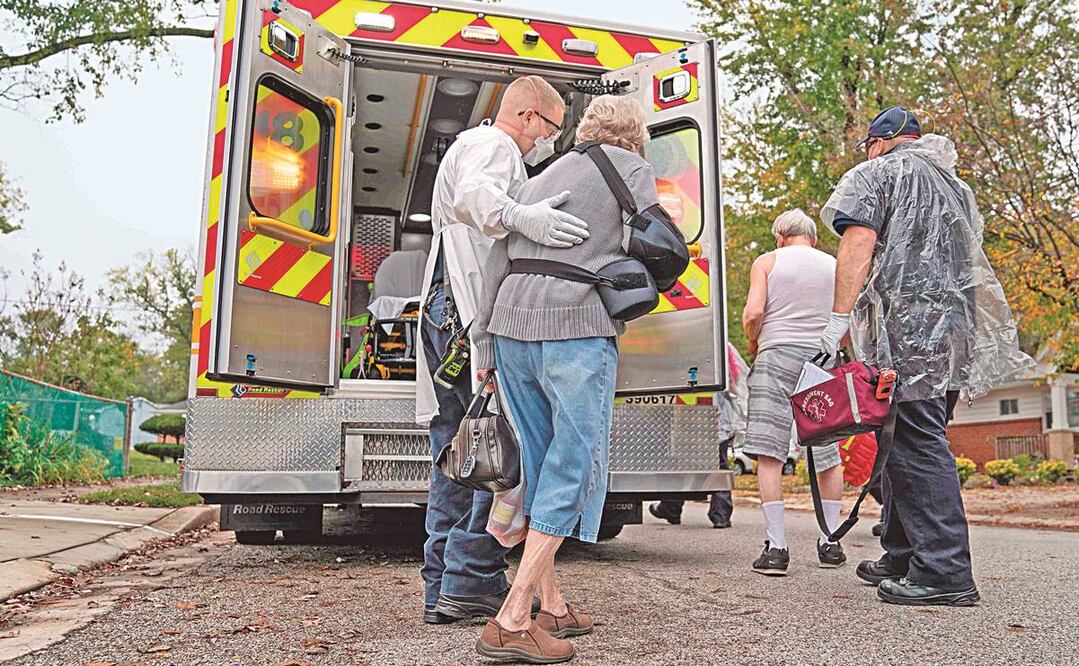 Bomberos y paramédicos, con pacientes confirmados de Covid en Glen Burnie, Maryland. Foto: ALEX EDELMAN. AFP