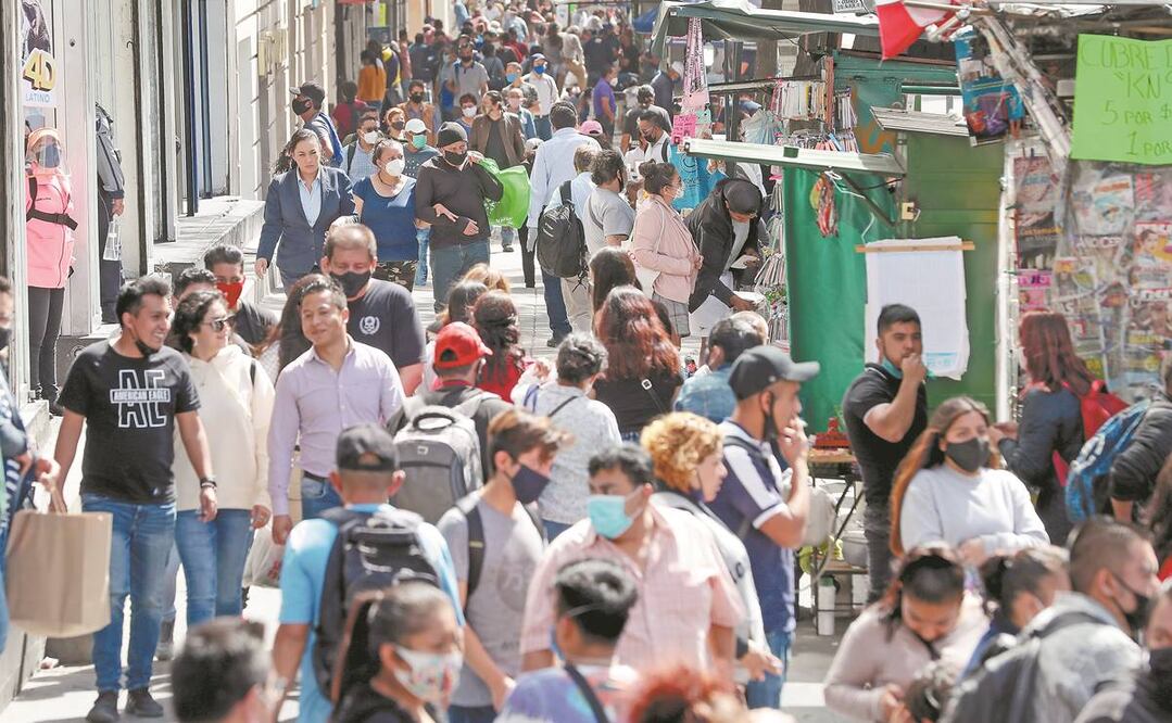 En Eje Central, en la zona del Zócalo, las autoridades de Cuauhtémoc indican que la positividad de las pruebas de Covid-19 se debe a que algunos comercios y mercados públicos han retomado sus actividades. Fotos: JUAN BOITES. EL UNIVERSAL