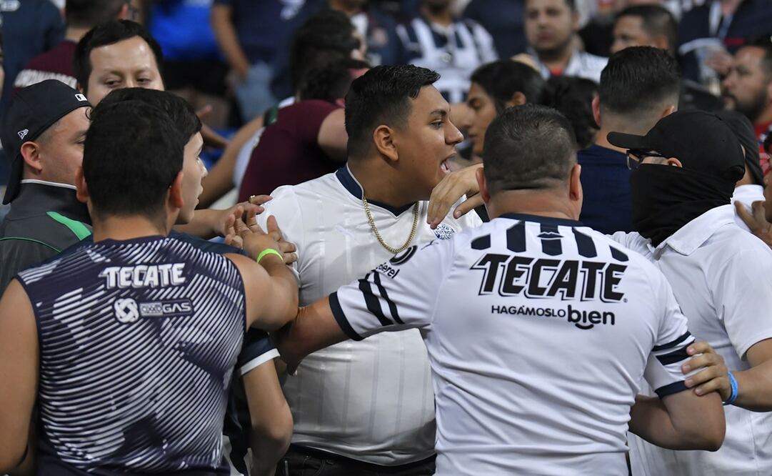 Aficionados del Monterrey fueron retirados del estadio por elementos de seguridad / Foto: Imago7