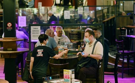 Reino Unido continúa desconfinamiento; pide responsabilidad ante variantes del Covid