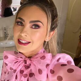 Aracely Arámbula impacta con súper escote