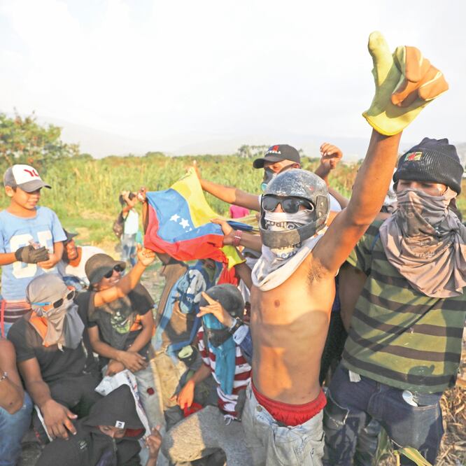 Migrantes venezolanos cerca del puente internacional Simón Bolívar, en el lado colombiano, pedían ayer comida y agua para mantener su protesta. FERNANDO VERGARA. AP
