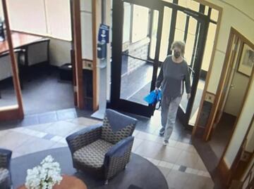 Anciana de 74 años asalta un banco en EU