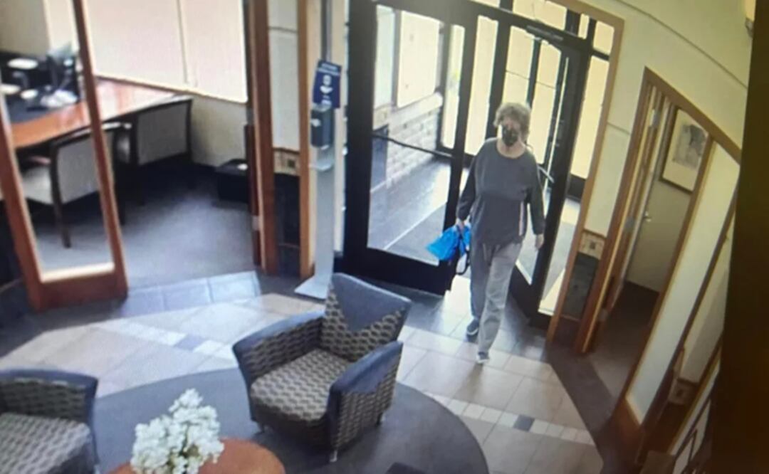 Ann Mayers, de 74 años, asaltó un banco cooperativo en Ohio. Imagen capturada del video de vigilancia