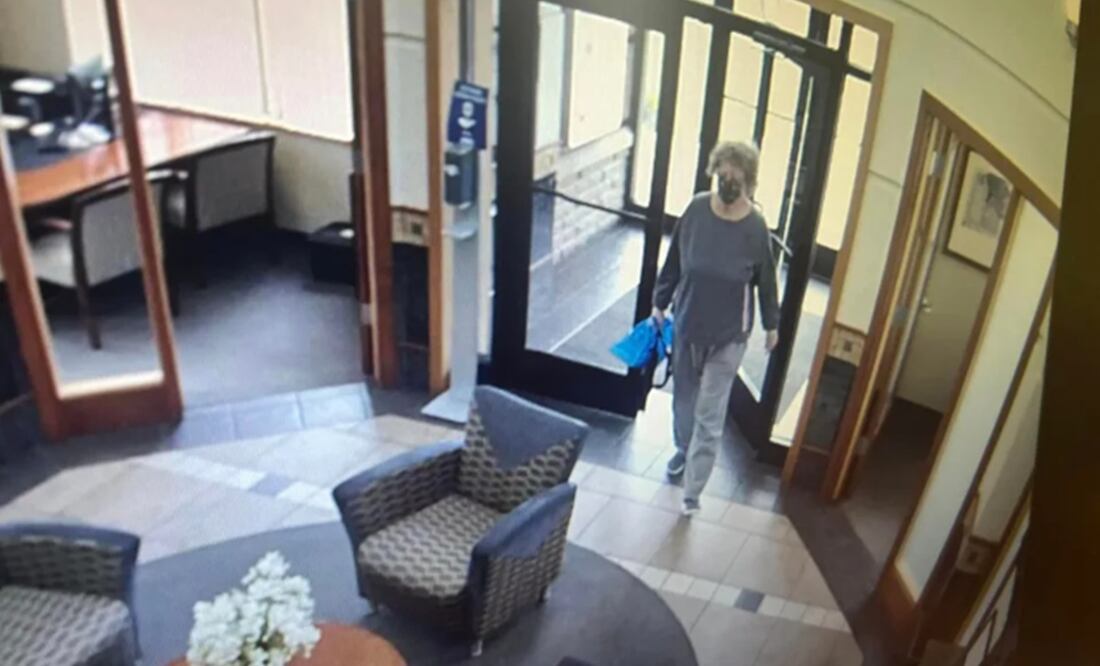 Ann Mayers, de 74 años, asaltó un banco cooperativo en Ohio. Imagen capturada del video de vigilancia