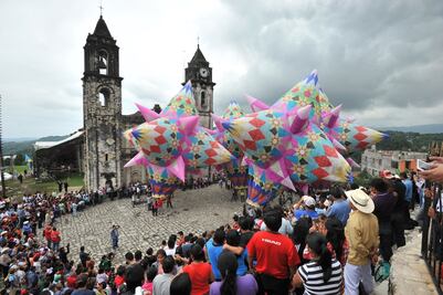 Despiden a las almas con enormes globos de papel de china