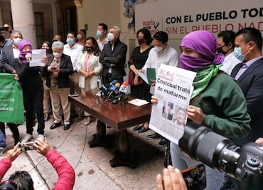 Feministas protestan contra senador Arias en plena gira de Mario Delgado