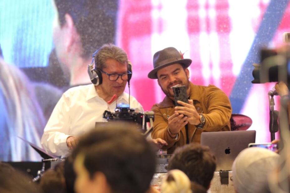 Entre botargas y peluches, Monreal se reúne con jóvenes en la "Monri-Con"